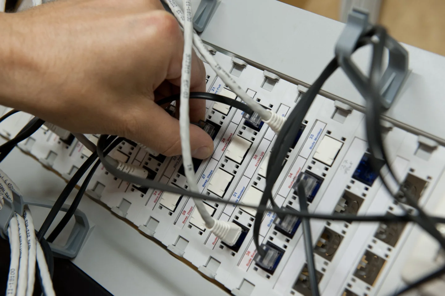 Elektroarbeiten an einer Verteilung: Hände eines Fachmanns beim Verdrahten